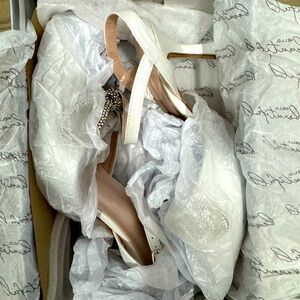🔥🔥OLEG CASSINI CRYSTAL BOW POINTED TOE SLINGBACK HEELS Size 6 W 🔥🔥